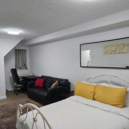 Charming 3-Bedroom Retreat With Modern Comforts South Ockendon Kültér fotó