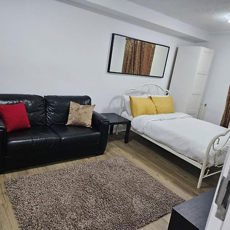 Charming 3-Bedroom Retreat With Modern Comforts South Ockendon Kültér fotó
