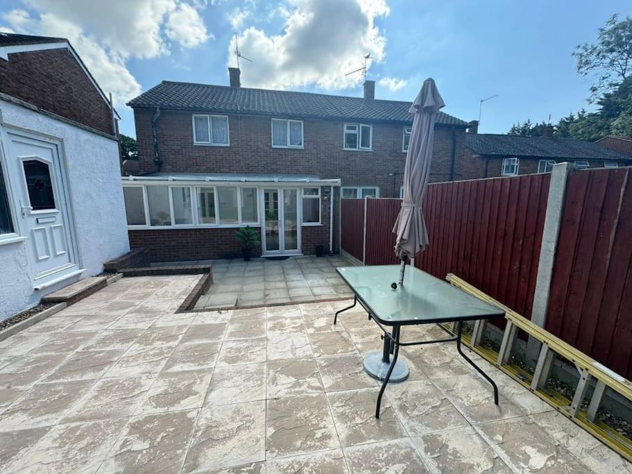 Charming 3-Bedroom Retreat With Modern Comforts South Ockendon Kültér fotó