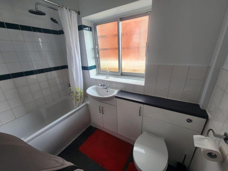 Charming 3-Bedroom Retreat With Modern Comforts South Ockendon Kültér fotó