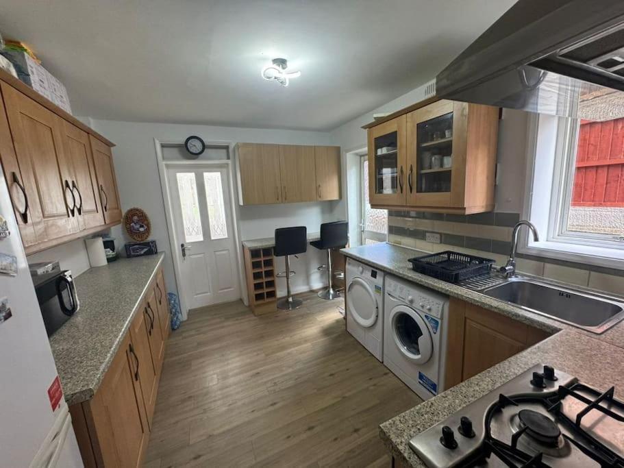 Charming 3-Bedroom Retreat With Modern Comforts South Ockendon Kültér fotó