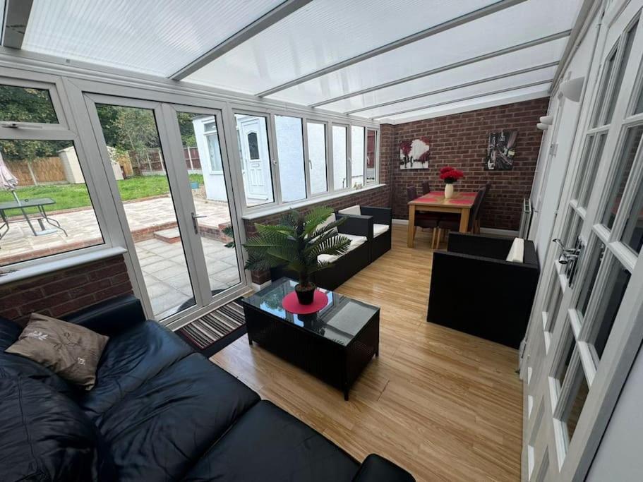 Charming 3-Bedroom Retreat With Modern Comforts South Ockendon Kültér fotó