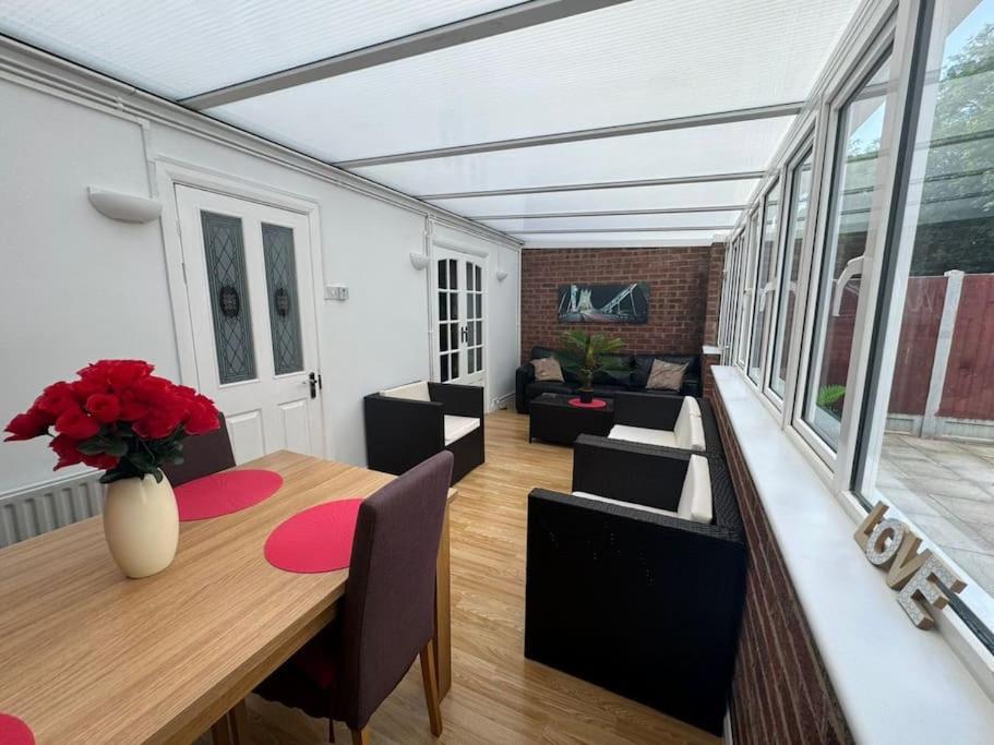 Charming 3-Bedroom Retreat With Modern Comforts South Ockendon Kültér fotó