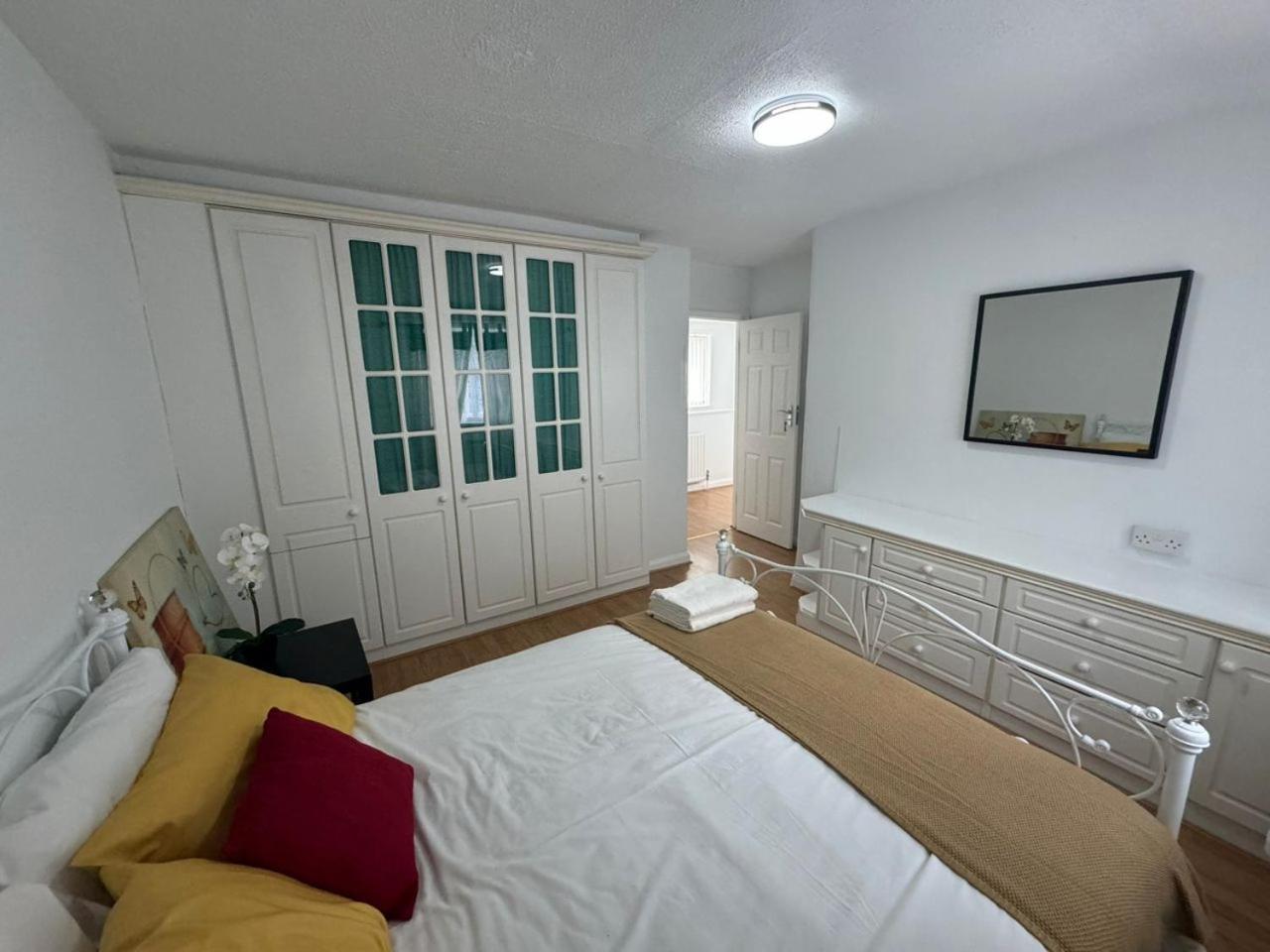 Charming 3-Bedroom Retreat With Modern Comforts South Ockendon Kültér fotó