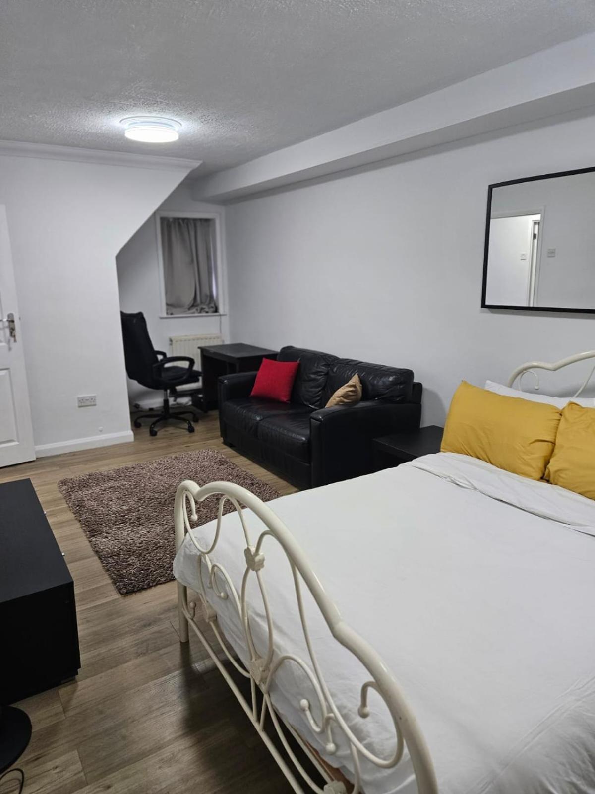 Charming 3-Bedroom Retreat With Modern Comforts South Ockendon Kültér fotó
