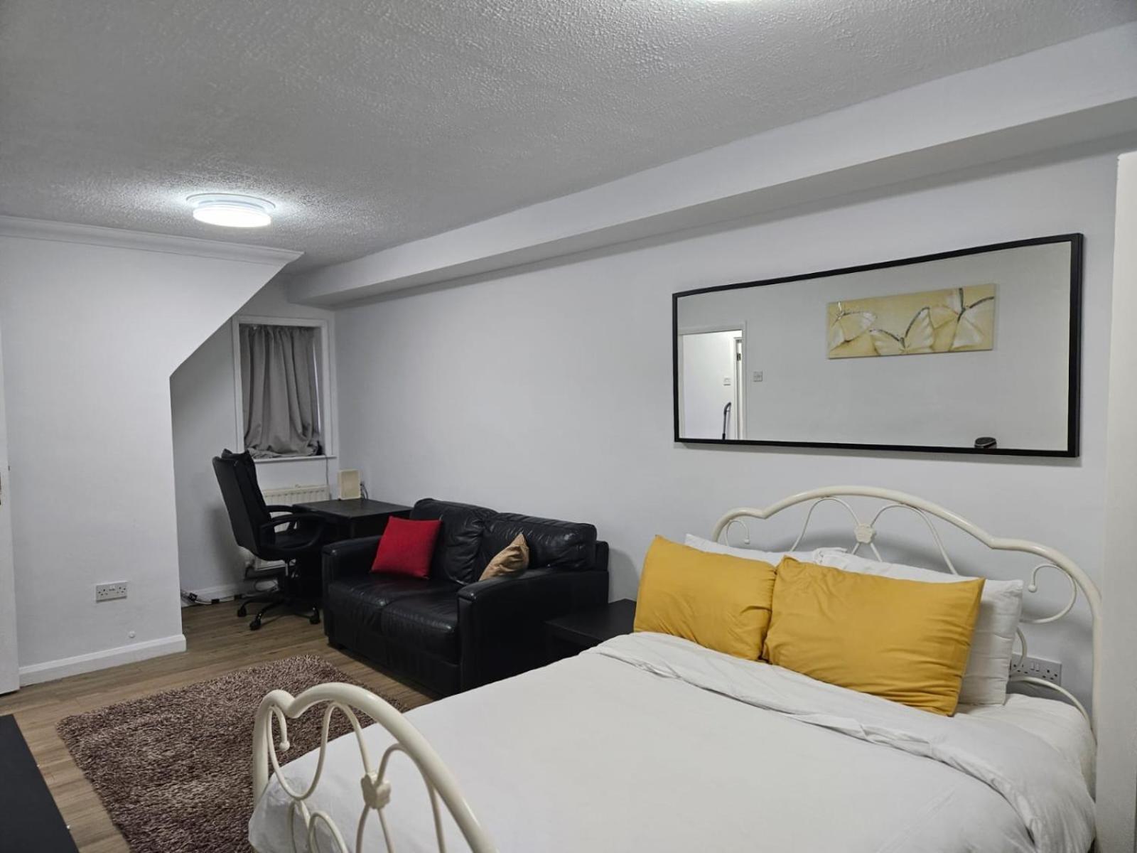 Charming 3-Bedroom Retreat With Modern Comforts South Ockendon Kültér fotó