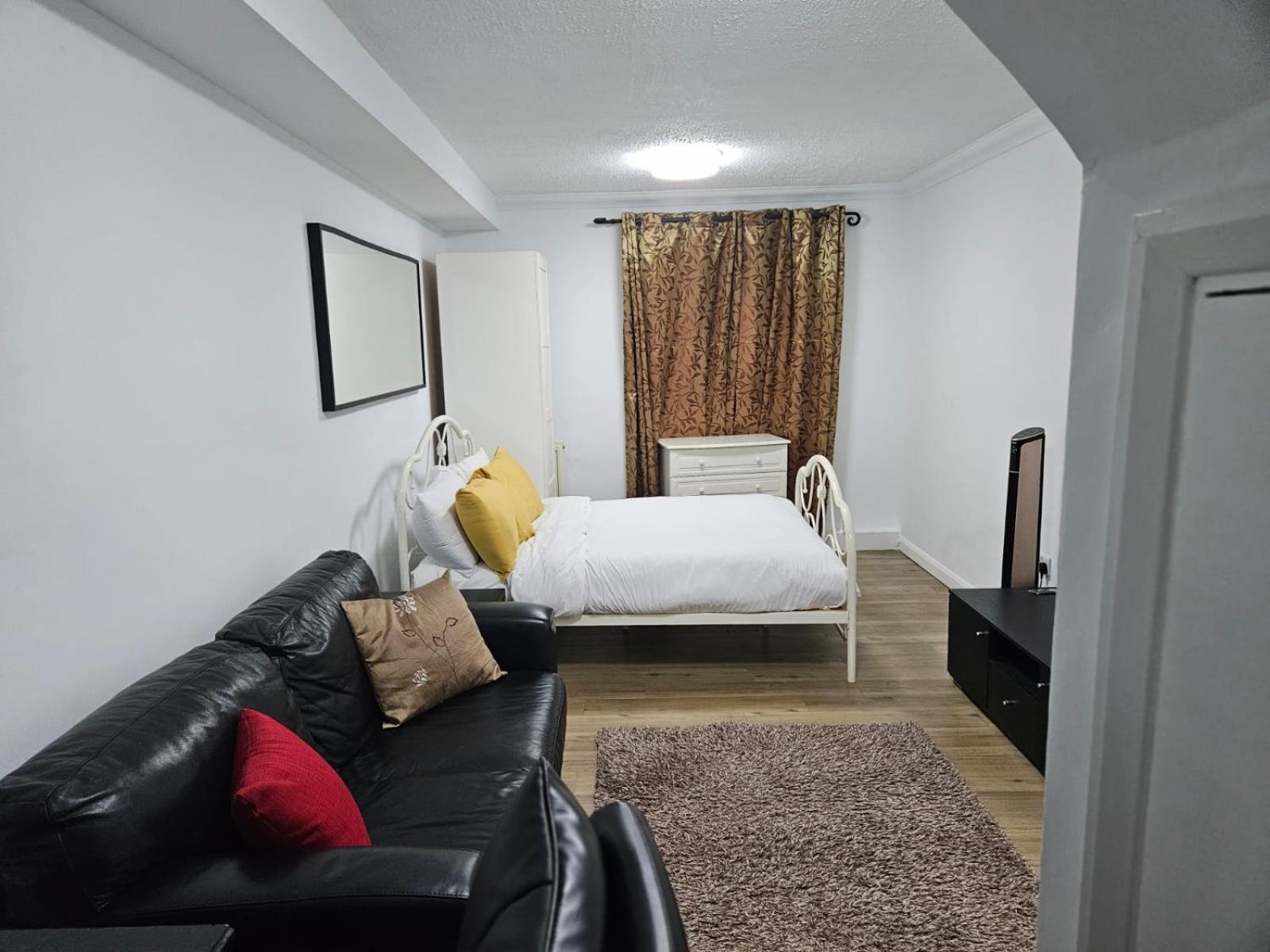 Charming 3-Bedroom Retreat With Modern Comforts South Ockendon Kültér fotó