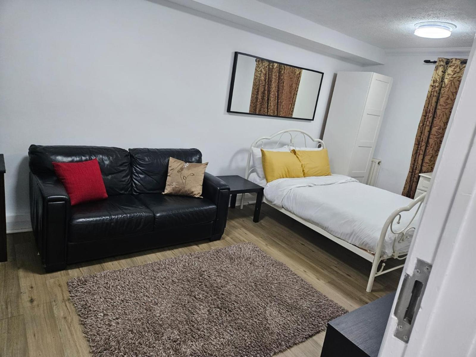 Charming 3-Bedroom Retreat With Modern Comforts South Ockendon Kültér fotó