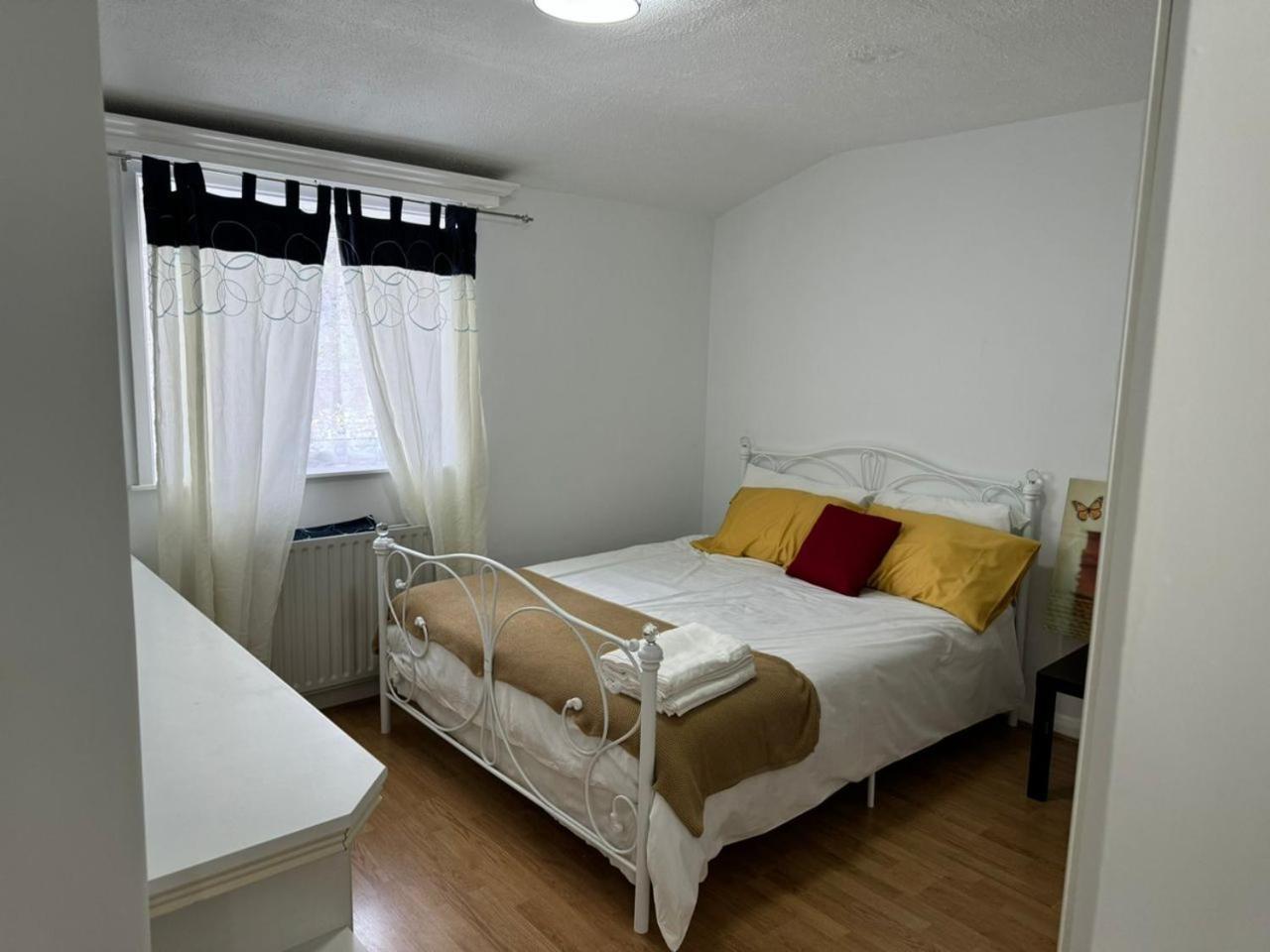 Charming 3-Bedroom Retreat With Modern Comforts South Ockendon Kültér fotó