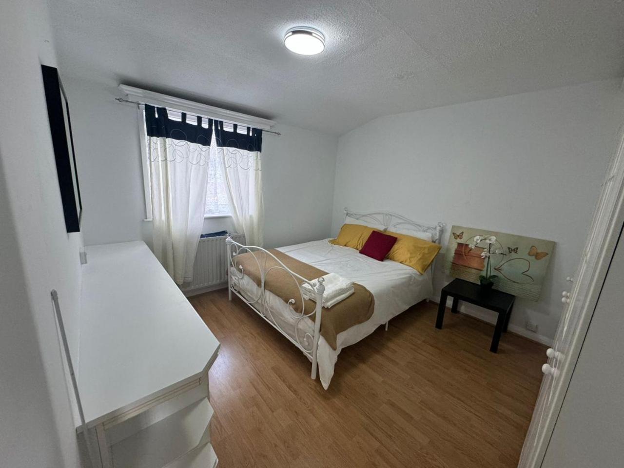 Charming 3-Bedroom Retreat With Modern Comforts South Ockendon Kültér fotó