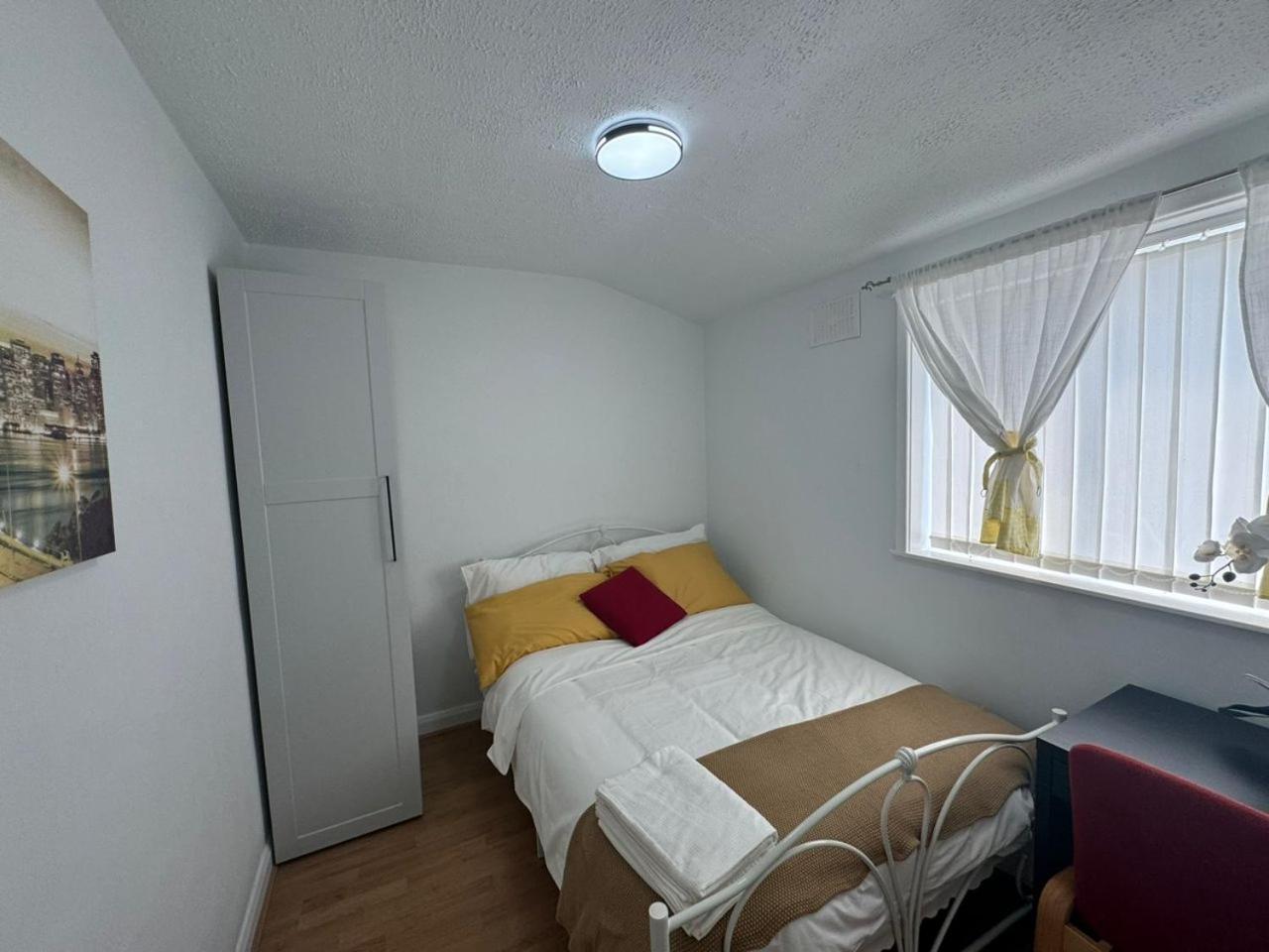 Charming 3-Bedroom Retreat With Modern Comforts South Ockendon Kültér fotó